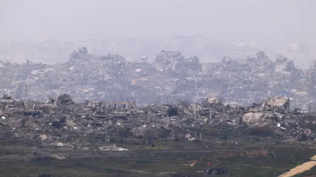Des bâtiments sont en ruine à Gaza au moment du cessez-le-feu entre Israël et le Hamas. Vue de la frontière israélienne avec Gaza, Israël, 5 février 2025.