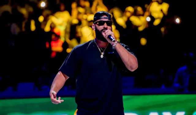 La Fouine, umufaransa w'icyamamare muri muzika ya rap, yataramiye abitabiriye iyi mikino ku cyumweru