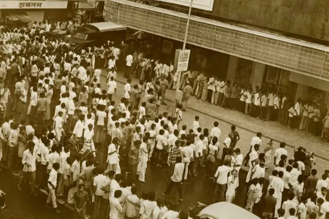 পাঁচ বছর ধরে সিনেমা হলে চলেছিল শোলে - মুম্বাইয়ের একটি হলের সামনে ভিড় - ফাইল ছবি