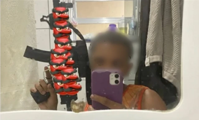 Um adolescente segura um fuzil em publicação em rede social