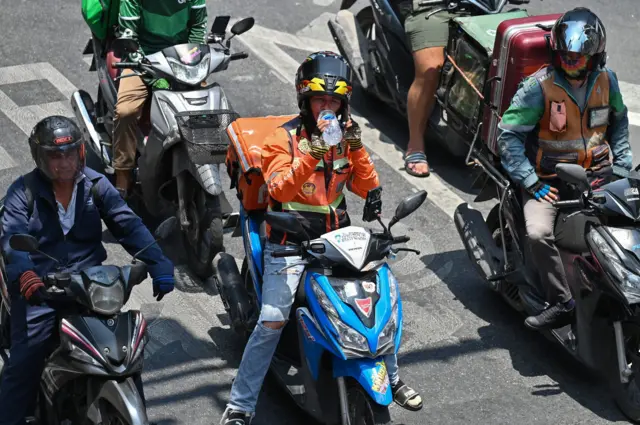 ดื่มน้ำ