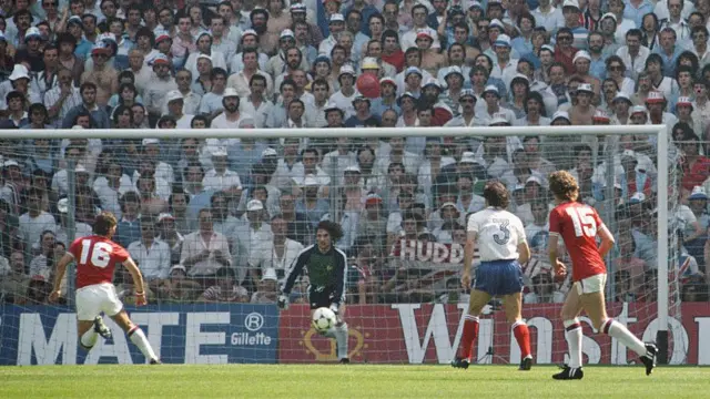  آخرین مسابقه فرانسه و انگلیس در یک جام جهانی به سال ۱۹۸۲ برمی‌گردد که انگلیس با دو گل برایان رابسون ۱-۳ برنده شد