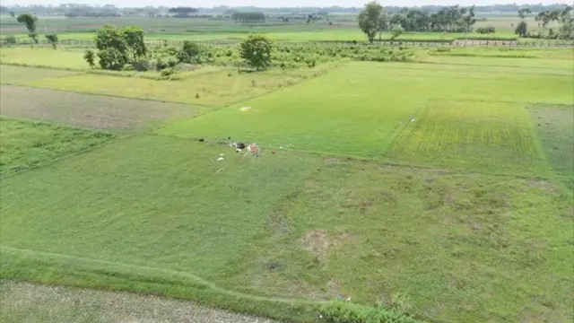 রোববার রাতে জড়ো হওয়া ব্যক্তিদের ব্যবহৃত দ্রব্যাদি দেখা যাচ্ছে বাংলাদেশ সীমান্ত থেকে