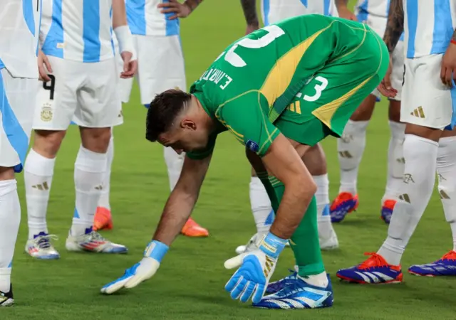 Emiliano “Dibu” Martínez chequeando el pasto de la cancha