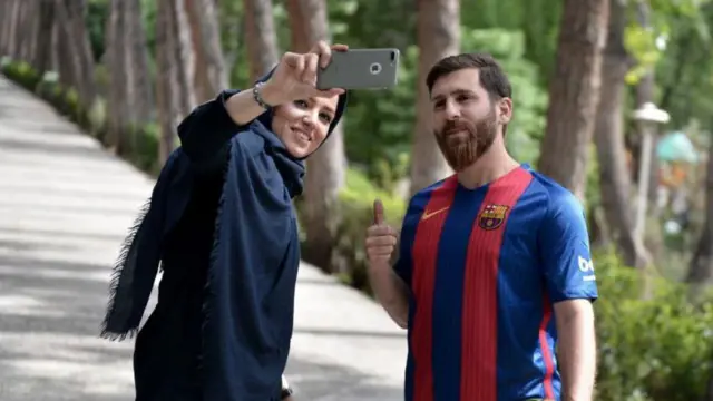 Reezaa Paraastesh yeroo nama wajjiin suura ka'u