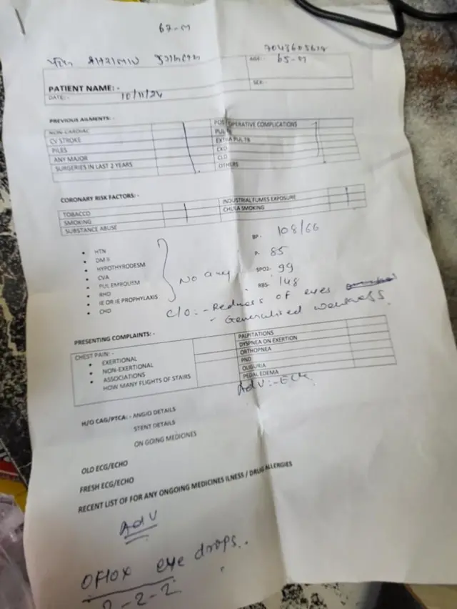 ਮੈਡੀਕਲ ਕੈਂਪ ਦੌਰਾਨ ਮਰੀਜ਼ ਕੇਸ ਪੇਪਰ ਦਿੰਦੇ ਹੋਏ