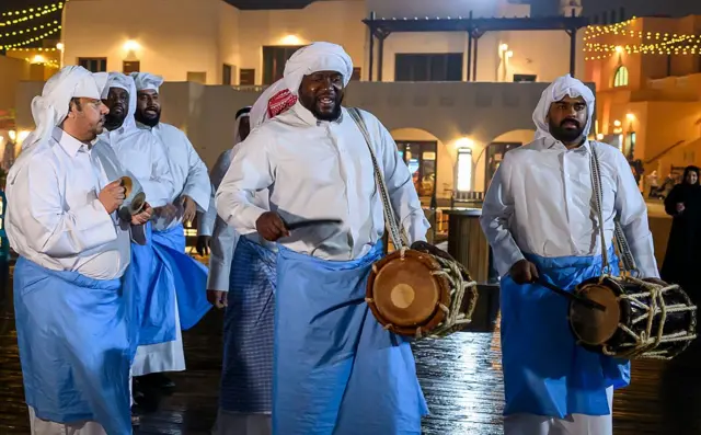 صورة تعود لفبراير من عام 2023 لمجموعة من الرجال القطريين يؤدون دور المسحراتي حيث يقرعون الطبول ويغنون الأناشيد الشعبية لإيقاظ السكان لتناول وجبة السحور