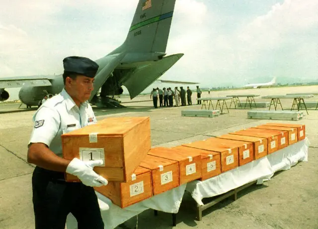 Lễ bàn giao các 12 hộp đựng hài cốt quân nhân Mỹ tại Sân bay Nội Bài ngày 8/6/1999. Những hài cốt này được chuyển bằng máy bay đến trung tâm nhận dạng của Quân đội Hoa Kỳ tại Hawaii. Lễ bàn giao các 12 hộp đựng hài cốt quân nhân Mỹ tại Sân bay Nội Bài ngày 8/6/1999. Những hài cốt này được chuyển bằng máy bay đến trung tâm nhận dạng của Quân đội Hoa Kỳ tại Hawaii.