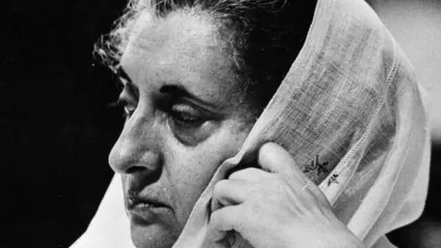 १९७७ च्या निवडणुकांनंतरच्या इंदिरा गांधींचं उदाहरण सतत समोर आहे.