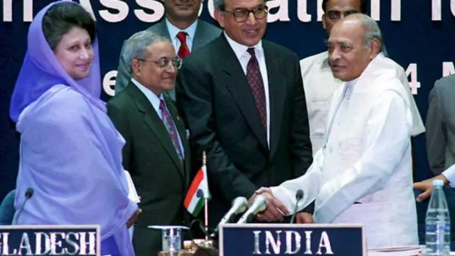 দিল্লির সার্ক শীর্ষ সম্মেলনে প্রধানমন্ত্রী খালেদা জিয়া ও প্রধানমন্ত্রী পি ভি নরসিমহা রাও (ডানে)। ১৯৯৫