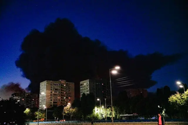 Dym unosi się nad Kijowem po zmasowanym rosyjskim nalocie