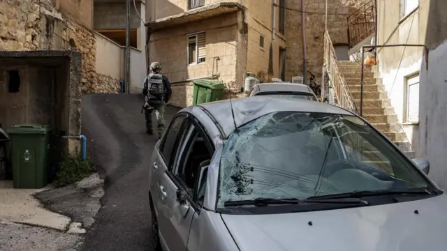 یگان مقابله با انفجار اسرائيل در حال بررسی خسارت‌های پرتاب راکت از خاک لبنان