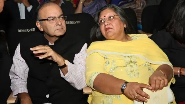 पत्नी संगीता के साथ अरुण जेटली
