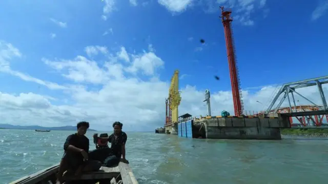 ဒေသခံတွေကတော့မြေနေရာသိမ်းဆည်းခံရမှာနဲ့ ဒီရေတောတွေပျက်စီးမှာကို စိုးရိမ်နေကြပါတယ်။