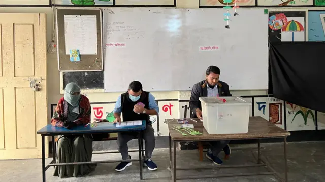 ভোটকক্ষে ভোটারের অপেক্ষা