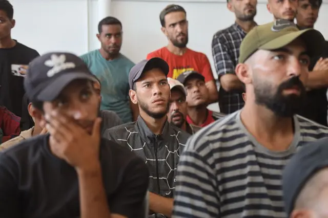 Palestinos esperan noticias sobre sus familiares de parte del Comité Internacional de la Cruz Roja. 