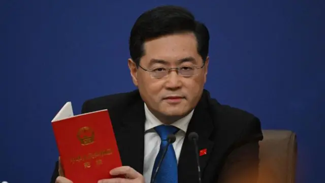 မတ်လ အတွင်းမှာ မစ္စတာချင်ကို သတင်းစာရှင်းလင်းပွဲမှာ တွေ့မြင်ရစဉ်