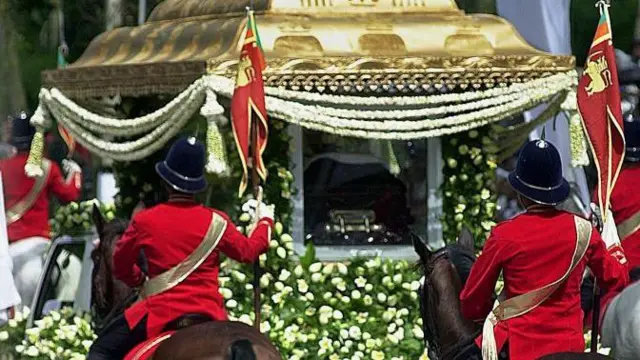 ' චක්‍රලේඛයක් නැහැ ඕකට. සම්ප්‍රදායටනේ ඕක තියෙන්නේ. රටේ අවශ්‍යතාවයට අනුකුලව අමැතිවරයා සහ අනුකමිටුව තමයි මේක සම්බන්ධයෙන් තීරණය ගන්නේ.'