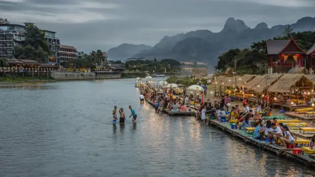 Alcohol poisoning, tourism, south east asia, australia, free drinks