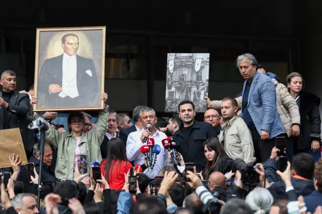 CHP lideri Özel genel merkez kapısında konuşuyor.