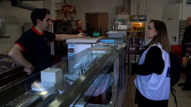 TGD Başkan Yardımcısı Hülya Coşkun, Türkiye kökenli göçmenleri oy vermeye davet etmek için esnaf ziyaretleri yaparken