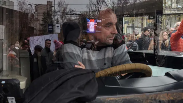 సెర్బియా, నోవి శాడ్, రైల్వే స్టేషన్, ఆందోళనలు, ట్రాఫిక్ జామ్, రహదారుల దిగ్బంధం, ఆందోళనకారుల డిమాండ్లు