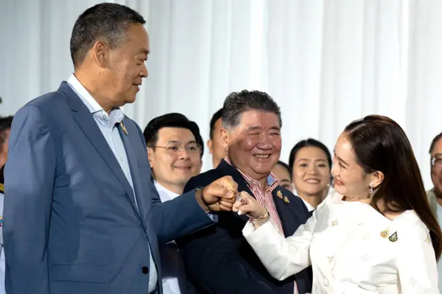 อดีตนายกฯ คนที่ 30 แสดงความยินดีกับนายกฯ คนที่ 31 หลังร่วมพิธีรับพระบรมราชโองการแต่งตั้งนายกรัฐมนตรี ณ ทำการพรรคเพื่อไทยชั่วคราว ถ.วิภาวดีรังสิต เมื่อ 18 ส.ค. 2567