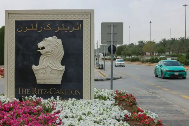 هتل ریتز میزبان هیئت‌های روسیه، آمریکا و اوکراین بود اما جیمز لندر خبرنگار دیپلماتیک بی‌بی‌سی می‌گوید این مذاکرات بیشتر شبیه گفتگوی آمریکا با یک طرف بود