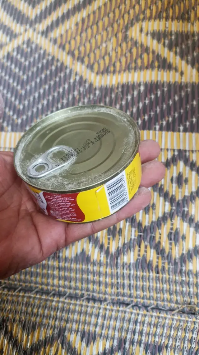 صورة من داخل إحدى خيام النزوح جنوب قطاع غزة، حيث تُمنح العائلة المكونة من خمسة أشخاص علبة تونة واحدة كل ثلاثة أيام