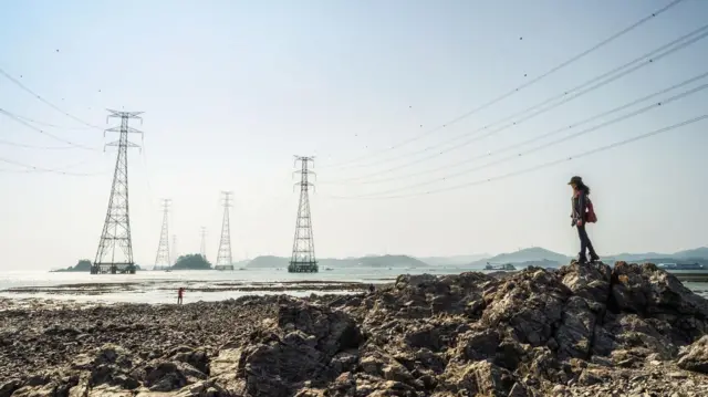 પુનઃપ્રાપ્ય ઊર્જા, બિનપરંપરાગત ઊર્જા, સૌર અને પવન ઊર્જા, દરિયાઈ ઊર્જા, મોજાં, પવનચક્કી, સોલર પેનલ, જળવાયુ પરિવર્તન, પર્યાવરણને અસર, બીબીસી ગુજરાતી