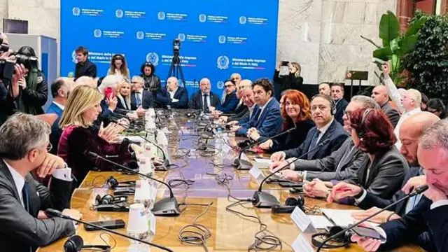 Taraflar anlaşma imzalarken