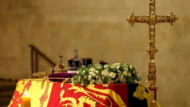 ﻿Quan tài Nữ hoàng Elizabeth II đang được đặt bên trong Hội trường Wesminster