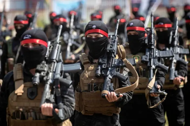 SDG'nin parçası olan Kadın Savunma Birlikleri (YPJ) mensupları, 2019 yılında Haseke'de bir eğitimde. Ellerinde uzun namlulu silahlar var, yüzleri ise maskeyle kapalı. 