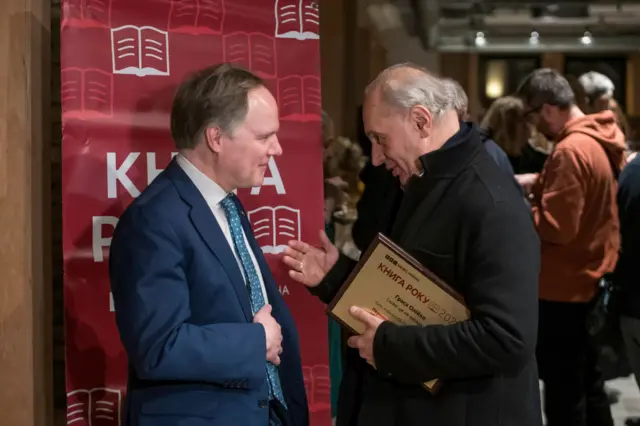Посол Великої Британії в Україні Мартін Гарріс та видавець Іван Малкович на церемонії вручення премій Книга року BBC-2024 