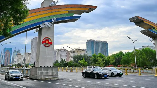长安街一处彩虹桥上纪念中国抗日战争胜利80周年的标识。