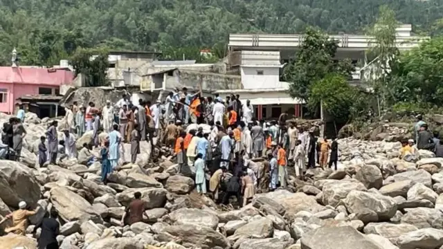 د ژغورنې ډلې او ځایي خلک د ډبرو په لرې کولو بوخت دي.