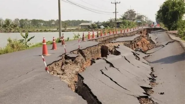 ভূমিকম্পের ফলে সড়ক ভেঙে পড়েছে