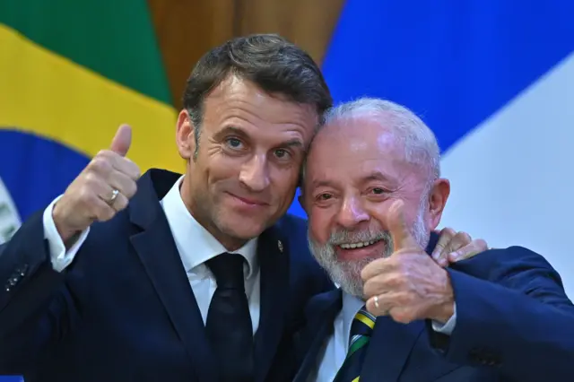O presidente Emmanuel Macron e Lula posam para foto em visita do francês a Brasília em 28 de março de 2024