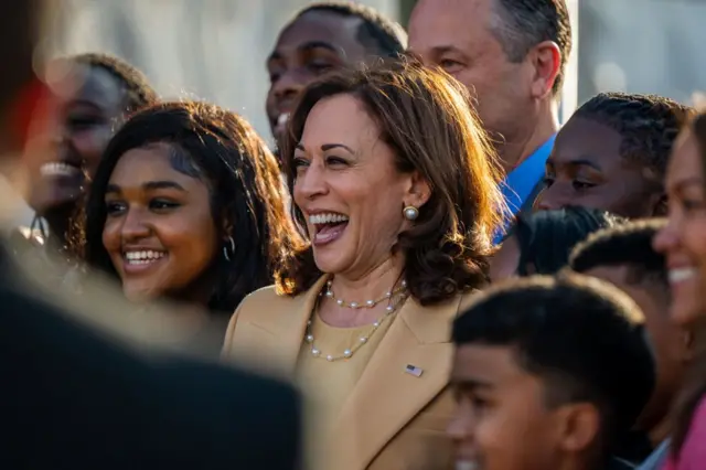 Kamala Harris com um grupoprognóstico copa do mundo 2024mulheres