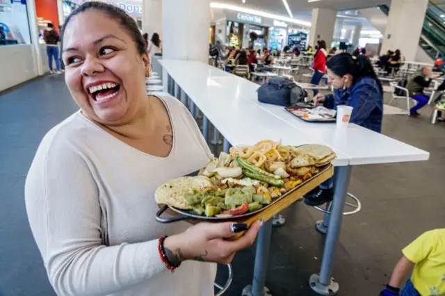 Mujer con comida en México