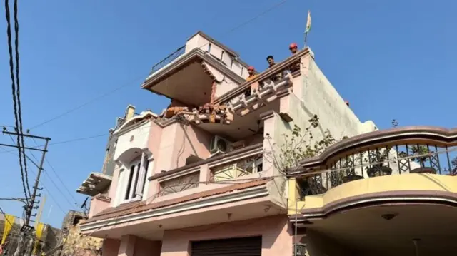 শুক্রবার রাতে জম্মু শহরের রেহারি কলোনিতে পাকিস্তান হামলা চালায়