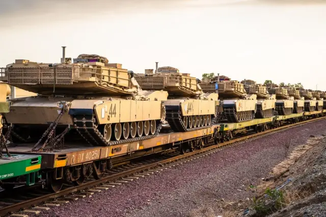 Convoi ferroviaire de chars de combat