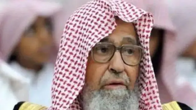 الشيخ صالح الفوزان يرتدي الشماغ وفوقه عقال