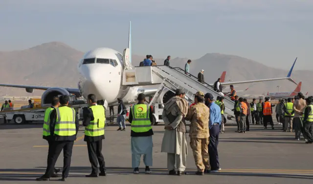 د کابل هوايي ډګر له ۳۴ پلان شویو پروازونو د چهارشنبې په ورځ څلور راتلونکې او لس تلونکې الوتنې لغوه شوې دي. 