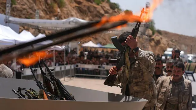 Türkiye, ABD ve AB tarafından terör örgütü olarak listelenen Kürdistan İşçi Partisi’nin (PKK) ilk grubu, 11 Temmuz 2025’te Kuzey Irak’ın Süleymaniye kentinde silahlarını bırakarak imha ediyor.