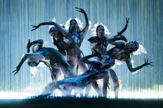 Плесачи у плавом на сцени Евровизије