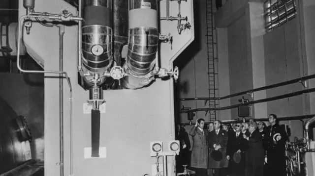 O general Franco e outras autoridades, visitando a usina nuclear de Zorita, na Espanha.