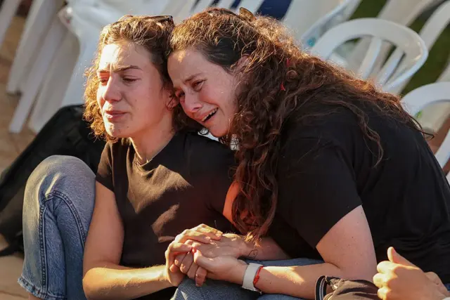 Warga berduka saat pemakaman seorang tentara Israelyang tewas di Lebanon selatan, digelar di pekuburan Segula, Petah Tikva, Israel, 2 Juni 2026. 