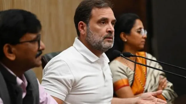 राहुल गांधी यांची बिहारमध्ये मतदार अधिकार यात्रा सुरू आहे. या यात्रेदरम्यान घेतलेल्या सभेत त्यांनी निवडणूक आयुक्तांना कारवाईचा इशारा दिला आहे. 