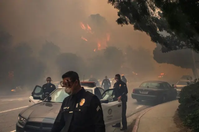 Policías en operativos por los incendios de Los Ángeles